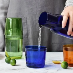 Plates u0026 More Küche & Esszimmer-550 ml Wasserkaraffe mit Glas-Set für den Nachttisch – Blau, Bernstein, Blaugrün, Grau