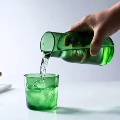 Plates u0026 More Küche & Esszimmer-550 ml Wasserkaraffe mit Glas-Set für den Nachttisch – Blau, Bernstein, Blaugrün, Grau