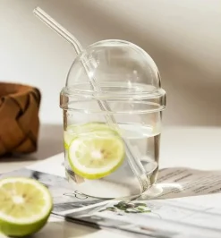 Plates u0026 More Küche & Esszimmer-Borosilikatglasbecher mit Deckel und Strohhalm – vertikal gestreifte Kaffeetasse