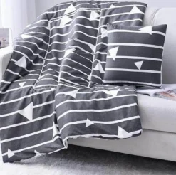 Plush Perch Bettzeug-Bunte Cartoon-Kissendecke - 2-in-1-Plüschüberwurf