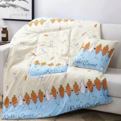 Plush Perch Bettzeug-Bunte Cartoon-Kissendecke - 2-in-1-Plüschüberwurf