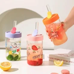 Plates u0026 More Küche & Esszimmer-Cartoon-Glasbecher mit Deckel und Strohhalm – 600 ml Trinkgeschirr