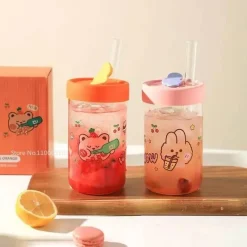 Plates u0026 More Küche & Esszimmer-Cartoon-Glasbecher mit Deckel und Strohhalm – 600 ml Trinkgeschirr