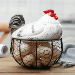 The Decor Haven Küche & Esszimmer-Eierhalter aus Keramik für Hühnereier – Drahtkorb-Dekoration im Landhausstil