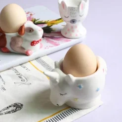 The Decor Haven Küche & Esszimmer-Eierhalter-Set aus Keramik – süße Frühstückshalter in Tierform, 2 Stück