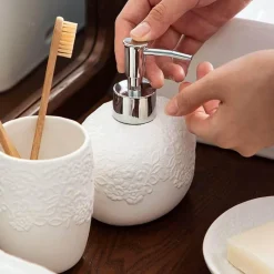 The Bath Nook Badezimmer-Elegant Ceramic Bathroom Set - Embossed Bath Accessories