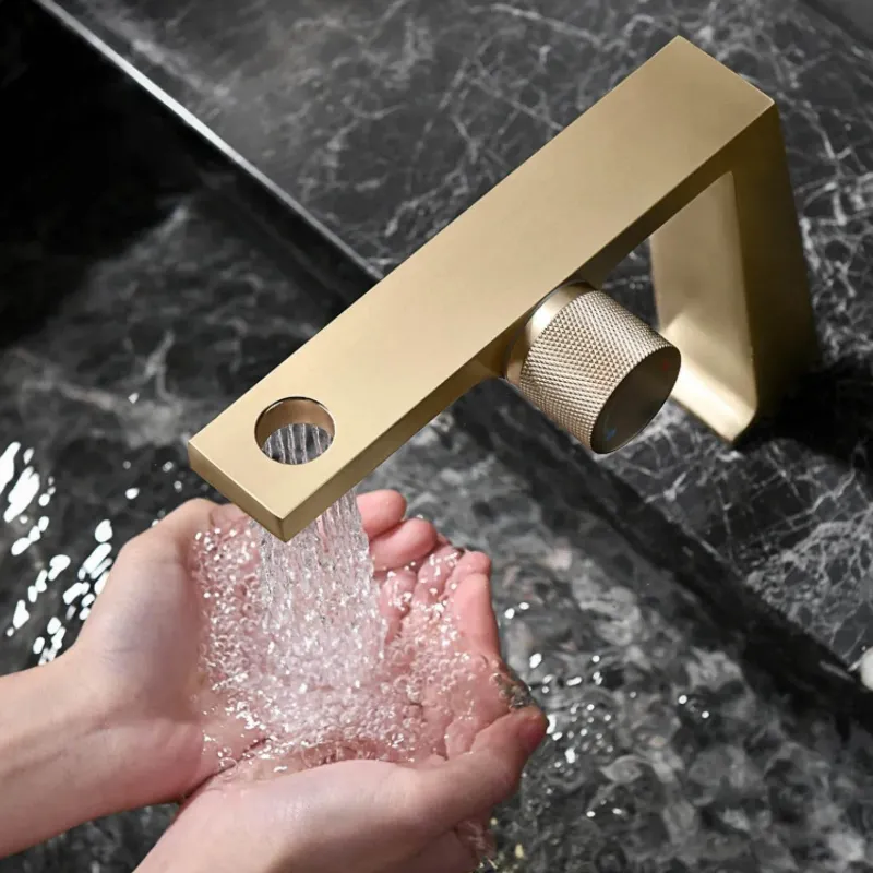 The Blissful Bath Badezimmer-Elegant Dual Control Bathroom Faucet - Touch Design