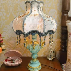 The Light Loft Beleuchtung-Elegante blaue Nachttischlampe – Kreative Beleuchtung für ein luxuriöses Schlafzimmer