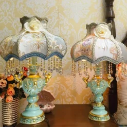 The Light Loft Beleuchtung-Elegante blaue Nachttischlampe – Kreative Beleuchtung für ein luxuriöses Schlafzimmer