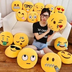 Plush Perch Bettzeug-Emoji-Kissen – Komplettes Set mit dekorativen Kissen