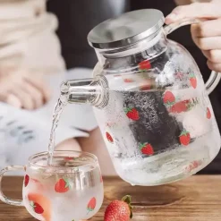 Plates u0026 More Küche & Esszimmer-Erdbeer-Glasbecher mit Strohhalm und Deckel – Klarer, hochwertiger Wasserbecher für Milch und Saft