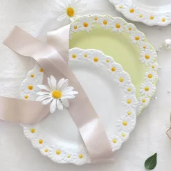 Elegance at the Table Küche & Esszimmer-Essteller aus Keramik mit Gänseblümchenprägung – elegantes Blumengeschirr