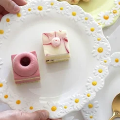 Elegance at the Table Küche & Esszimmer-Essteller aus Keramik mit Gänseblümchenprägung – elegantes Blumengeschirr