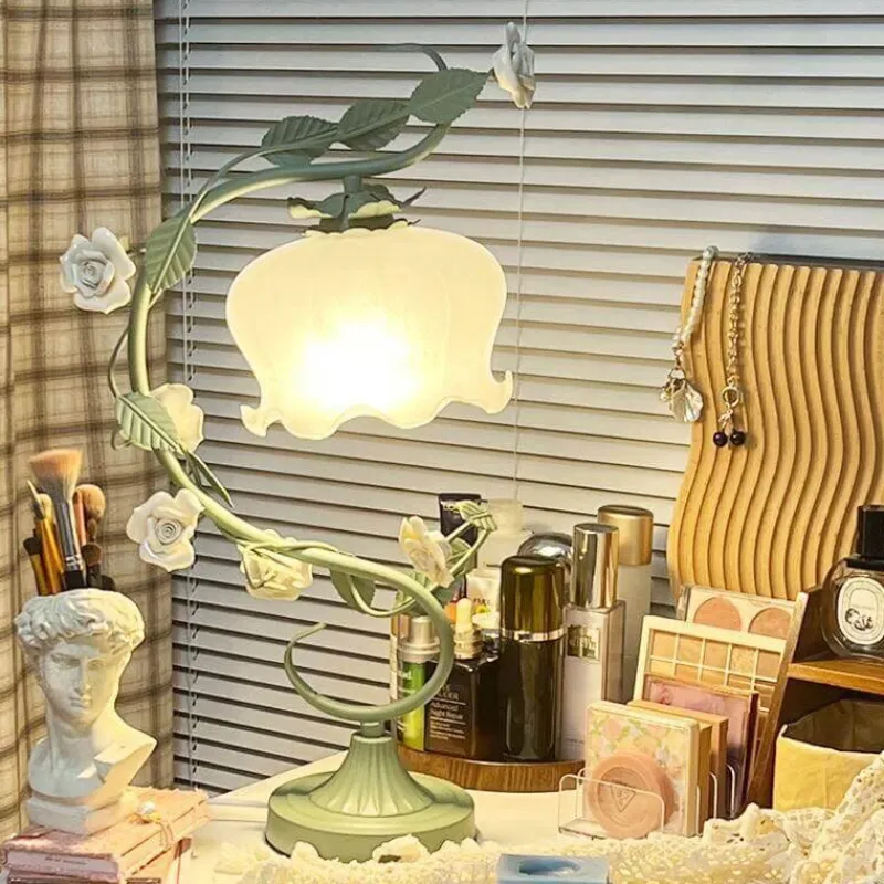 Bright Accents Beleuchtung-Florale Tischlampe - Elegante Wohnbeleuchtung