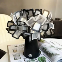 The Light Loft Beleuchtung-Florale Tischlampe – Romantische Akzentbeleuchtung mit Blütenblättern