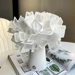 The Light Loft Beleuchtung-Florale Tischlampe – Romantische Akzentbeleuchtung mit Blütenblättern