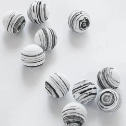 The Gilded Nest Wohndeko-Geometrisches Kugeldekor – Minimalistischer Akzent für Ihr Zuhause