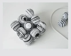 The Gilded Nest Wohndeko-Geometrisches Kugeldekor – Minimalistischer Akzent für Ihr Zuhause