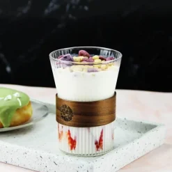 Plates u0026 More Küche & Esszimmer-Geripptes Whiskyglas mit Holzhülle – 300 ml, hitzebeständige Kaffeetasse