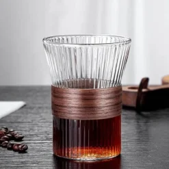 Plates u0026 More Küche & Esszimmer-Geripptes Whiskyglas mit Holzhülle – 300 ml, hitzebeständige Kaffeetasse