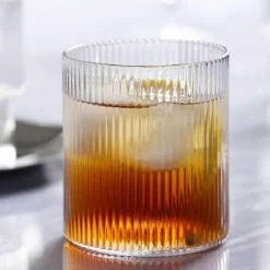 Plates u0026 More Küche & Esszimmer-Geripptes Whiskyglas mit Holzhülle – 300 ml, hitzebeständige Kaffeetasse