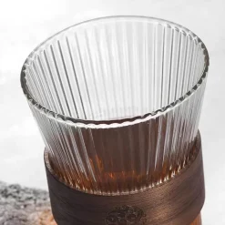 Plates u0026 More Küche & Esszimmer-Geripptes Whiskyglas mit Holzhülle – 300 ml, hitzebeständige Kaffeetasse