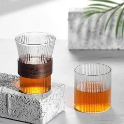 Plates u0026 More Küche & Esszimmer-Geripptes Whiskyglas mit Holzhülle – 300 ml, hitzebeständige Kaffeetasse