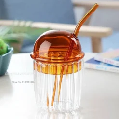 Plates u0026 More Küche & Esszimmer-Gestreifter Glasbecher mit Deckel und Strohhalm – 450 ml für Kaffee, Saft, Milch, Tee