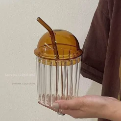 Plates u0026 More Küche & Esszimmer-Gestreifter Glasbecher mit Deckel und Strohhalm – 450 ml für Kaffee, Saft, Milch, Tee