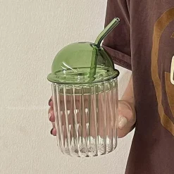 Plates u0026 More Küche & Esszimmer-Gestreifter Glasbecher mit Deckel und Strohhalm – 450 ml für Kaffee, Saft, Milch, Tee