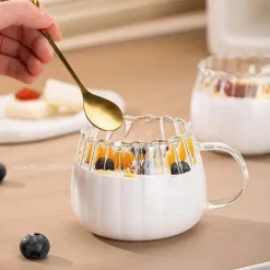 Plates u0026 More Küche & Esszimmer-Gestreifter Kaffeebecher aus Glas – hitzebeständiges Trinkgeschirr mit Henkel