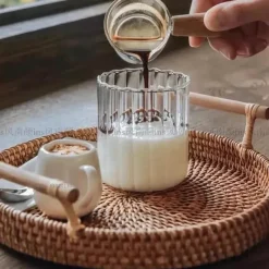 Plates u0026 More Küche & Esszimmer-Gestreiftes Trinkgeschirr-Set – Kaffee-, Wein-, Wasser- und Milchgläser