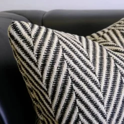 The Cushion Corner Bettzeug-Gewebte Kissenbezüge aus Wolle zum Häkeln - Schwarz-Weiß-Wohndekor