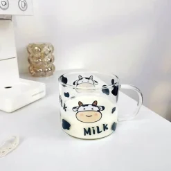 Plates u0026 More Küche & Esszimmer-Glasbecher mit Kuhmuster und Löffeldeckel – 135 oz Trinkgeschirr für Schlafsäle