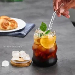 Plates u0026 More Küche & Esszimmer-Glasbecher-Set mit Deckel und Strohhalm – Transparentes Trinkgeschirr für Getränke