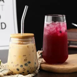 Plates u0026 More Küche & Esszimmer-Glasbecher-Set mit Deckel und Strohhalm – vielseitiges Trinkgeschirr für Tee, Kaffee, Saft und Milch