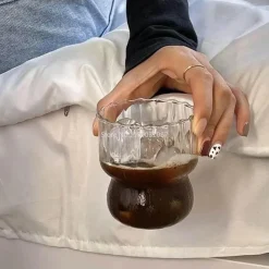 Plates u0026 More Küche & Esszimmer-Glasbecher-Set mit vertikalen Streifen – Tassen für Kaffee, Tee, Saft und Milch