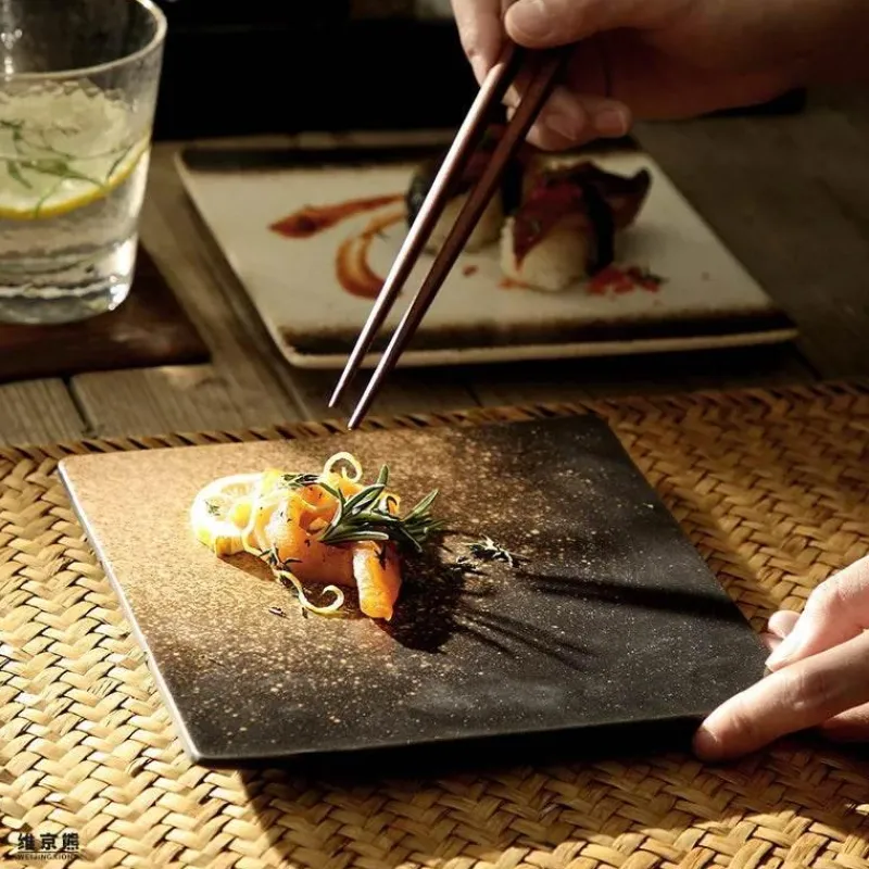 Elegance at the Table Küche & Esszimmer-Glasierte Barbecue-Flügelplatte im japanischen Stil mit Messer – Bratblech für Flügel und Fisch