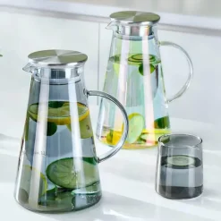 Plates u0026 More Küche & Esszimmer-Grauer Wasserkrug aus Glas – 1900 ml Wasserkocher für kalte und heiße Säfte