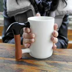 The Cozy Mug Küche & Esszimmer-Hammerförmiger Keramikbecher – Einzigartige Kaffeetasse mit Werkzeugmotiv