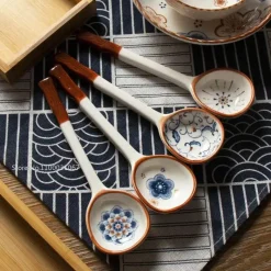 Plates u0026 More Küche & Esszimmer-Handbemaltes japanisches Dessertlöffel-Set aus Keramik – Löffel mit langem Griff