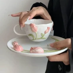 Tom Küche & Esszimmer-Handgefertigte Keramiktasse mit 3D-Prägung in Tulpenform – Tasse mit elegantem Blumendesign