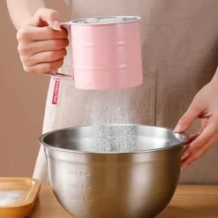 The Culinary Kit Küche & Esszimmer-Handgehaltenes halbautomatisches Mehlsieb – Küchen- und Backwerkzeug