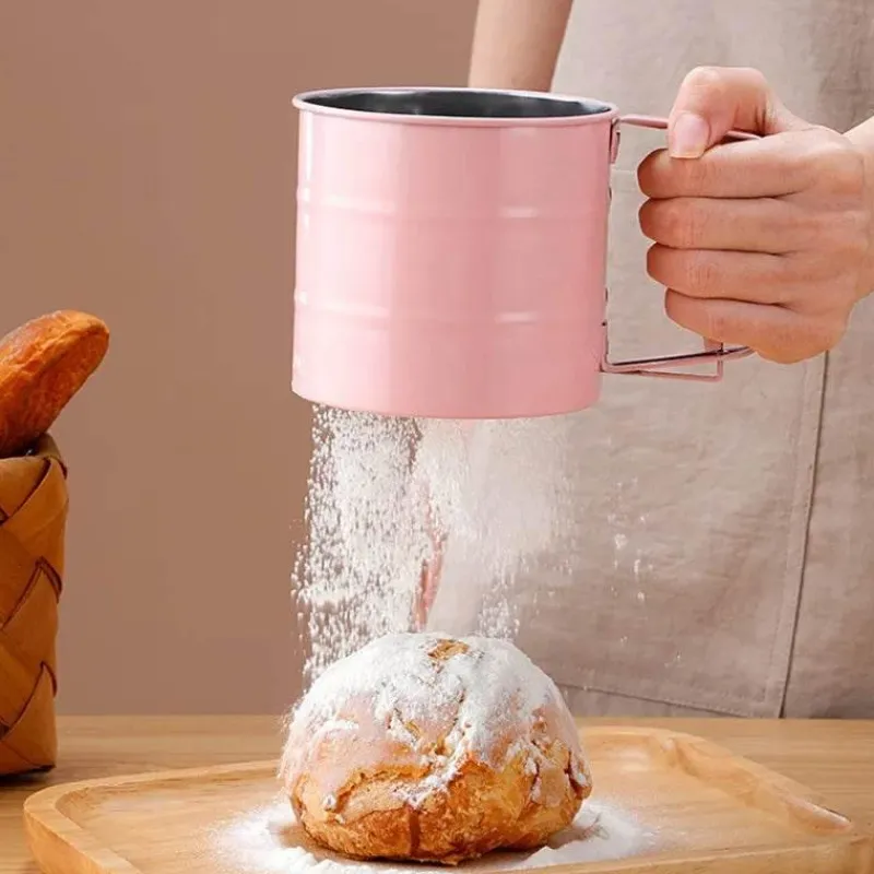The Culinary Kit Küche & Esszimmer-Handgehaltenes halbautomatisches Mehlsieb – Küchen- und Backwerkzeug