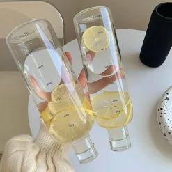 The Decor Haven Küche & Esszimmer-Hitzebeständige Glaswasserflasche - Stilvolles Zeitskalen-Design