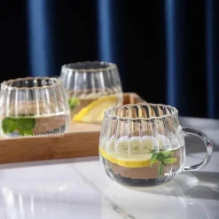 Plates u0026 More Küche & Esszimmer-Hitzebeständiger gestreifter Glasbecher mit Henkel – süße Kaffeetasse fürs Homeoffice