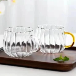 Plates u0026 More Küche & Esszimmer-Hitzebeständiger gestreifter Glasbecher mit Henkel – süße Kaffeetasse fürs Homeoffice