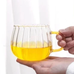 Plates u0026 More Küche & Esszimmer-Hitzebeständiger gestreifter Glasbecher mit Henkel – süße Kaffeetasse fürs Homeoffice