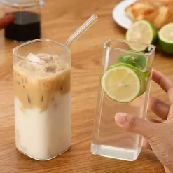 Plates u0026 More Küche & Esszimmer-Hitzebeständiger Glasbecher – Deckel mit Strohhalm für Kaffee, Tee, Saft