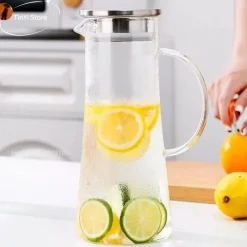 Plates u0026 More Küche & Esszimmer-Hitzebeständiger Glaskrug mit Deckel – vielseitige Karaffe für heiße oder kalte Getränke